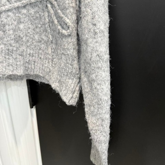 Grey American‎ Eagle cropped sweater - Picture 5 of 8